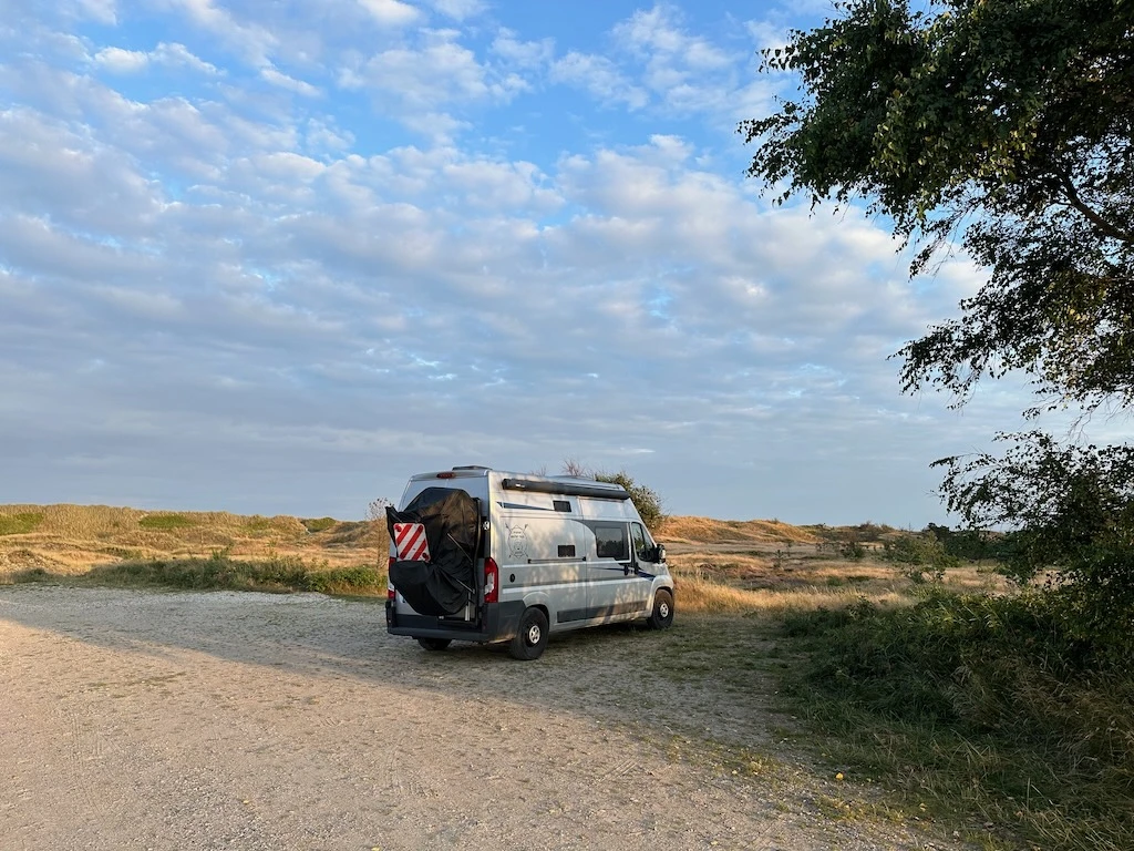 Dänemark mit dem Wohnmobil. Freistehen auf einem Stellplatz hinter der Düne bei Hulsig.