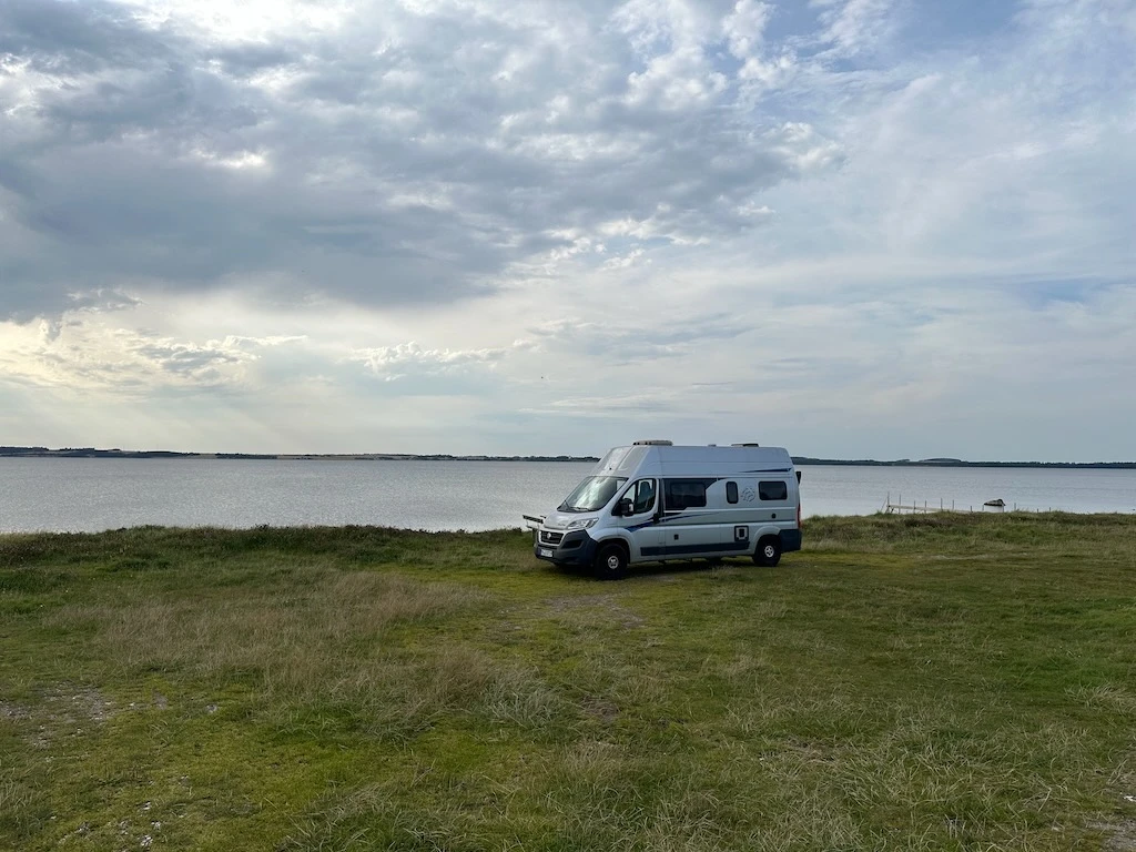 Dänemark mit dem Wohnmobil. Freistehen auf einem Stellplatz aus der Insel Mors.