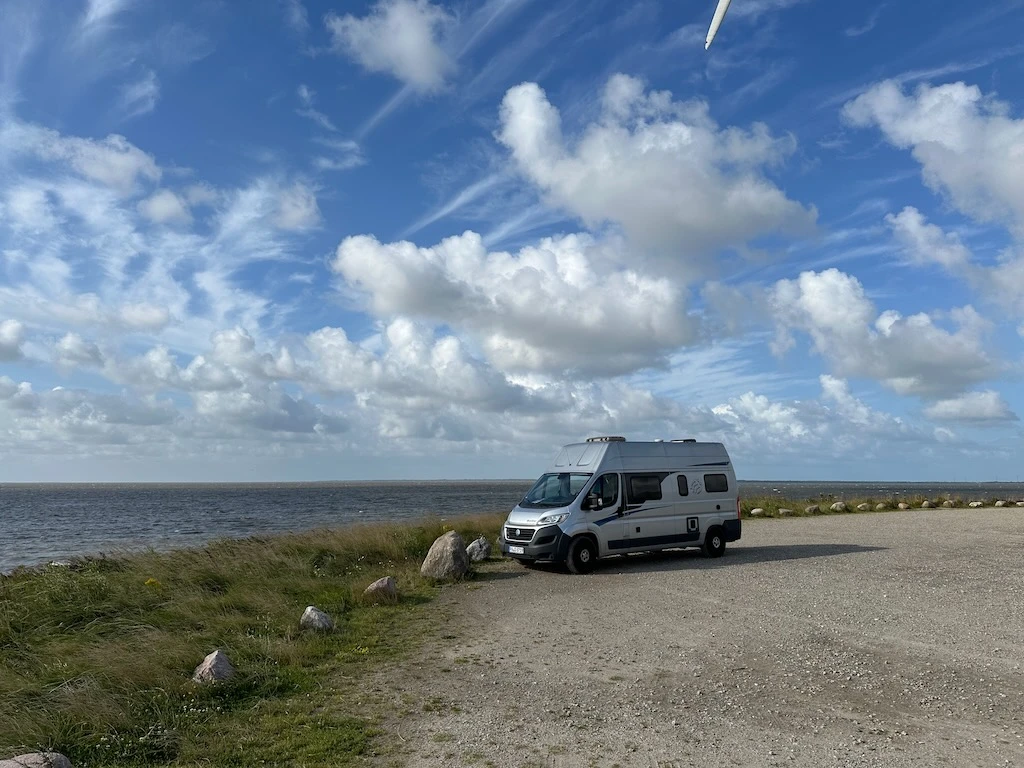 Dänemark mit dem Wohnmobil. Freistehen auf einem Stellplatz an der Küste von Esbjerg.