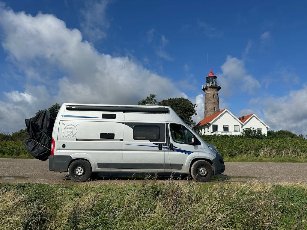 Dänemark mit dem Wohnmobil. Freistehen auf einem Stellplatz beim Leuchtturm Fornæs.