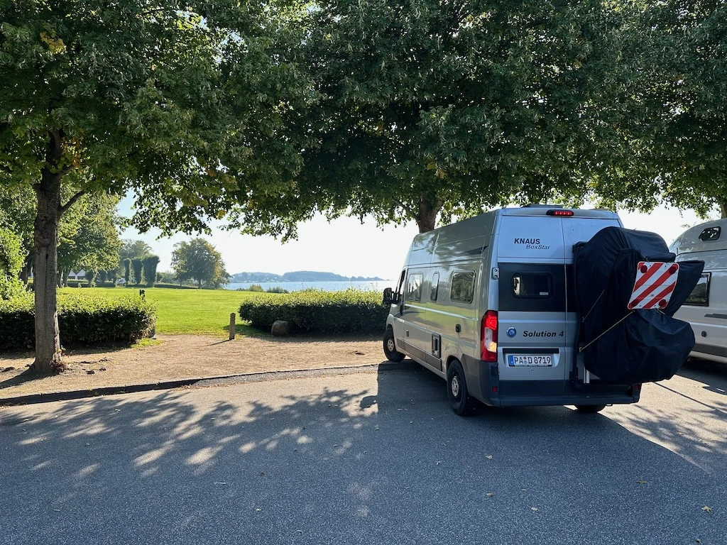 Dänemark mit dem Wohnmobil. Freistehen auf einem Stellplatz in einem Park in Horsens.