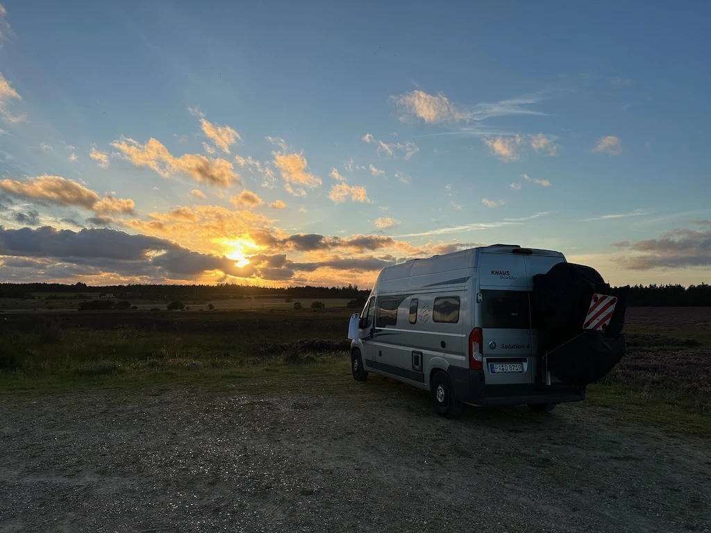 Dänemark mit dem Wohnmobil. Freistehen auf einem Stellplatz auf dem Parkplatz am Naturcenter Præstbjerg.