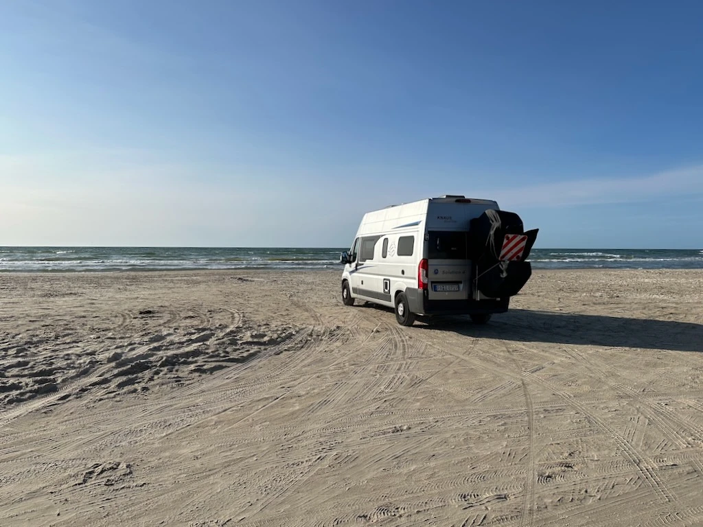 Dänemark mit dem Wohnmobil. Freistehen auf einem Stellplatz auf dem Strand von Blokhus.