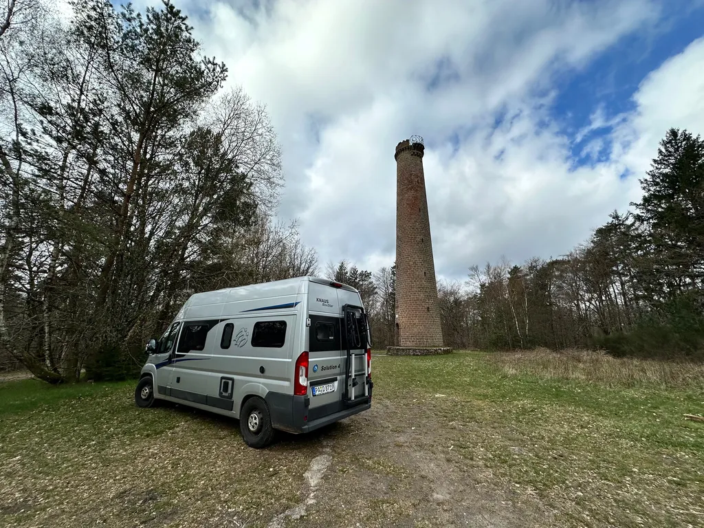 Vogesen und Elsass im Wohnmobil. Freistehen auf einem Stellplatz beim Aussichtsturm auf dem Grand Wintersberg.