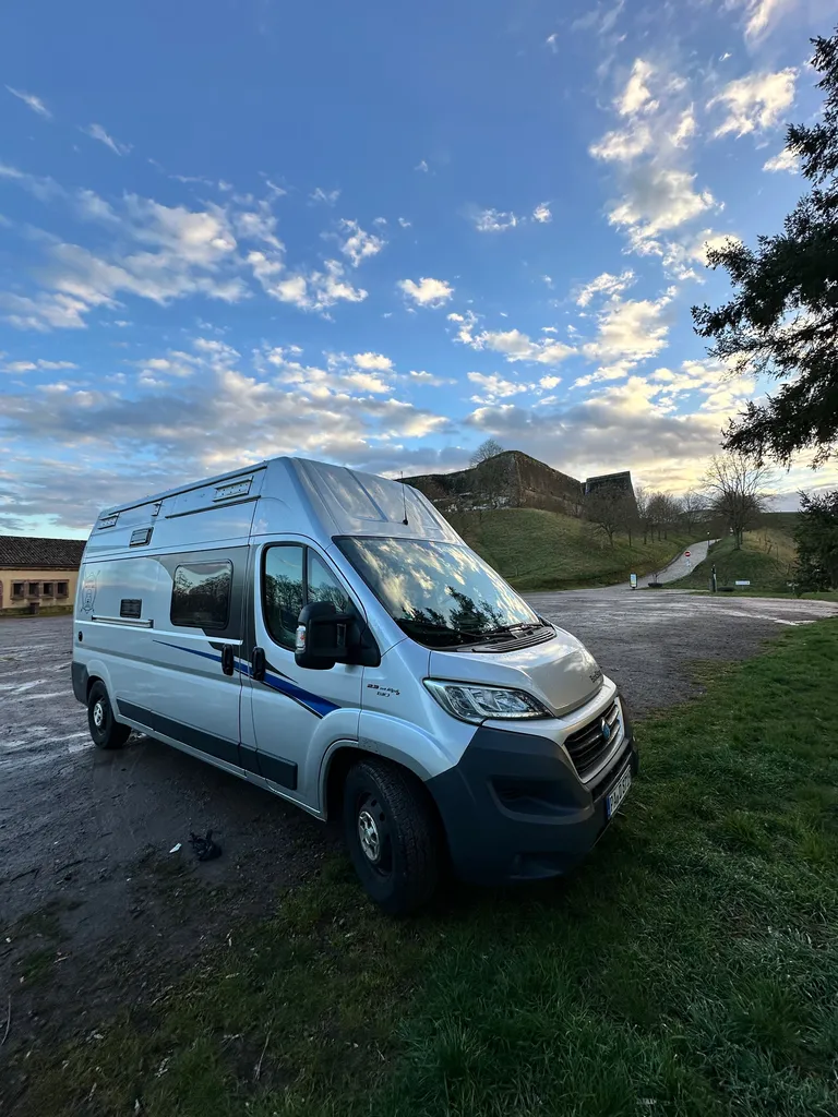 Vogesen und Elsass im Wohnmobil. Freistehen auf einem Stellplatz bei der Citadelle de Bitche.