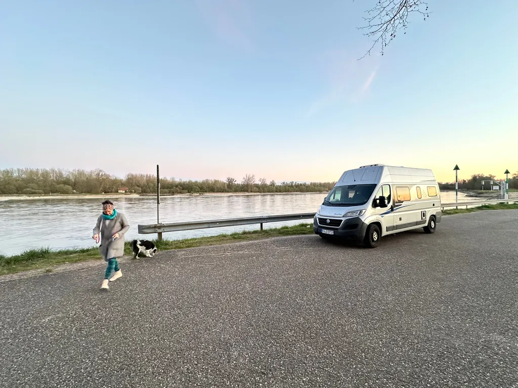 Vogesen und Elsass im Wohnmobil. Freistehen auf einem Stellplatz am Rheinufer bei Lauterbourg.