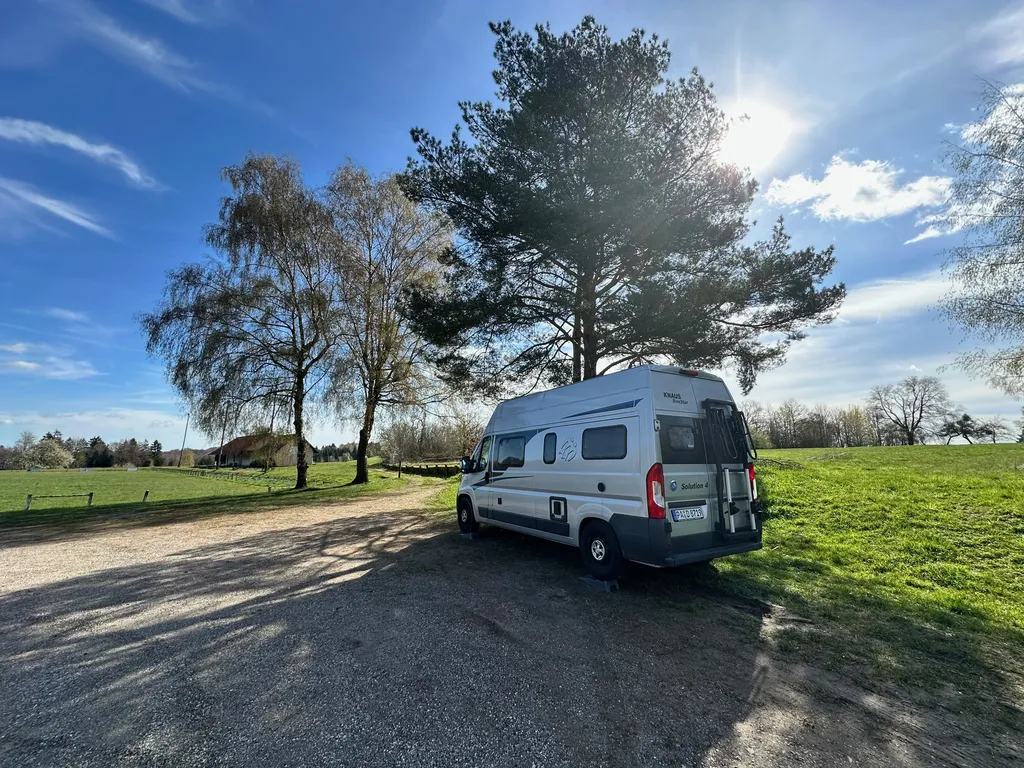 Vogesen und Elsass im Wohnmobil. Freistehen auf einem Stellplatz beim Sportplatz von La-Petite Pierre.