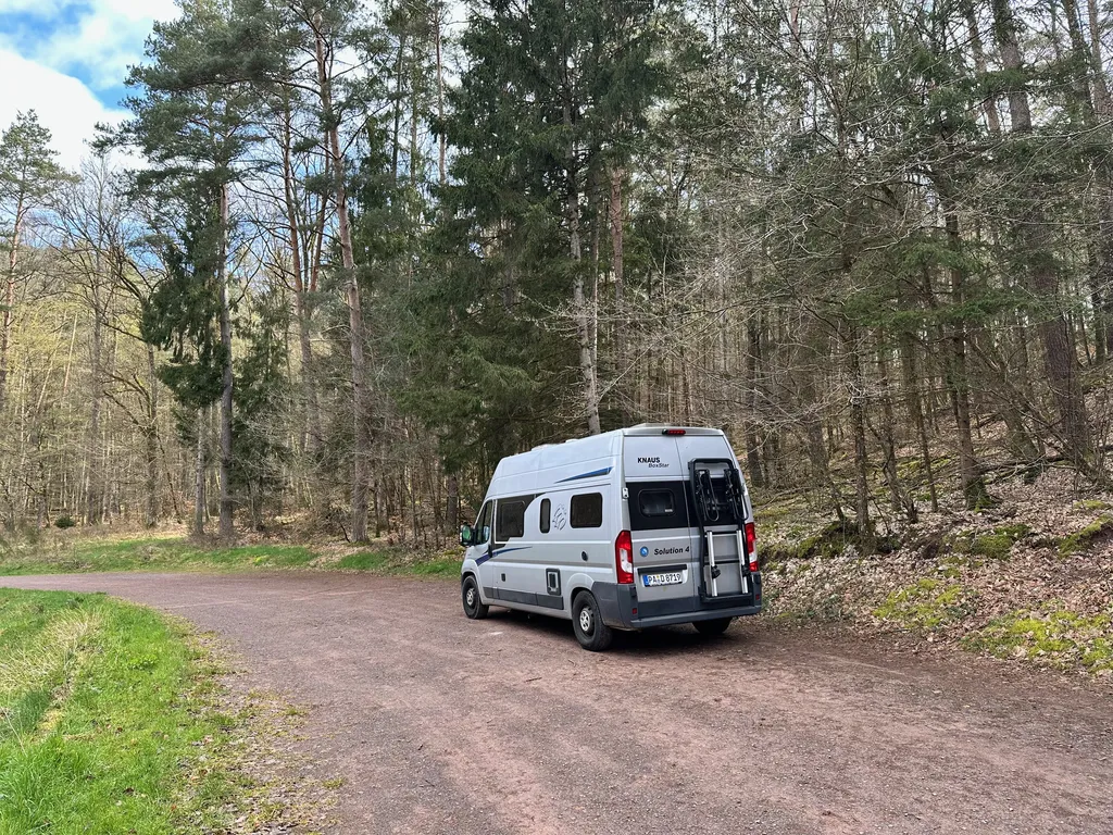 Vogesen und Elsass im Wohnmobil. Freistehen auf dem Wanderparkplatz der Burgruine Waldeck.
